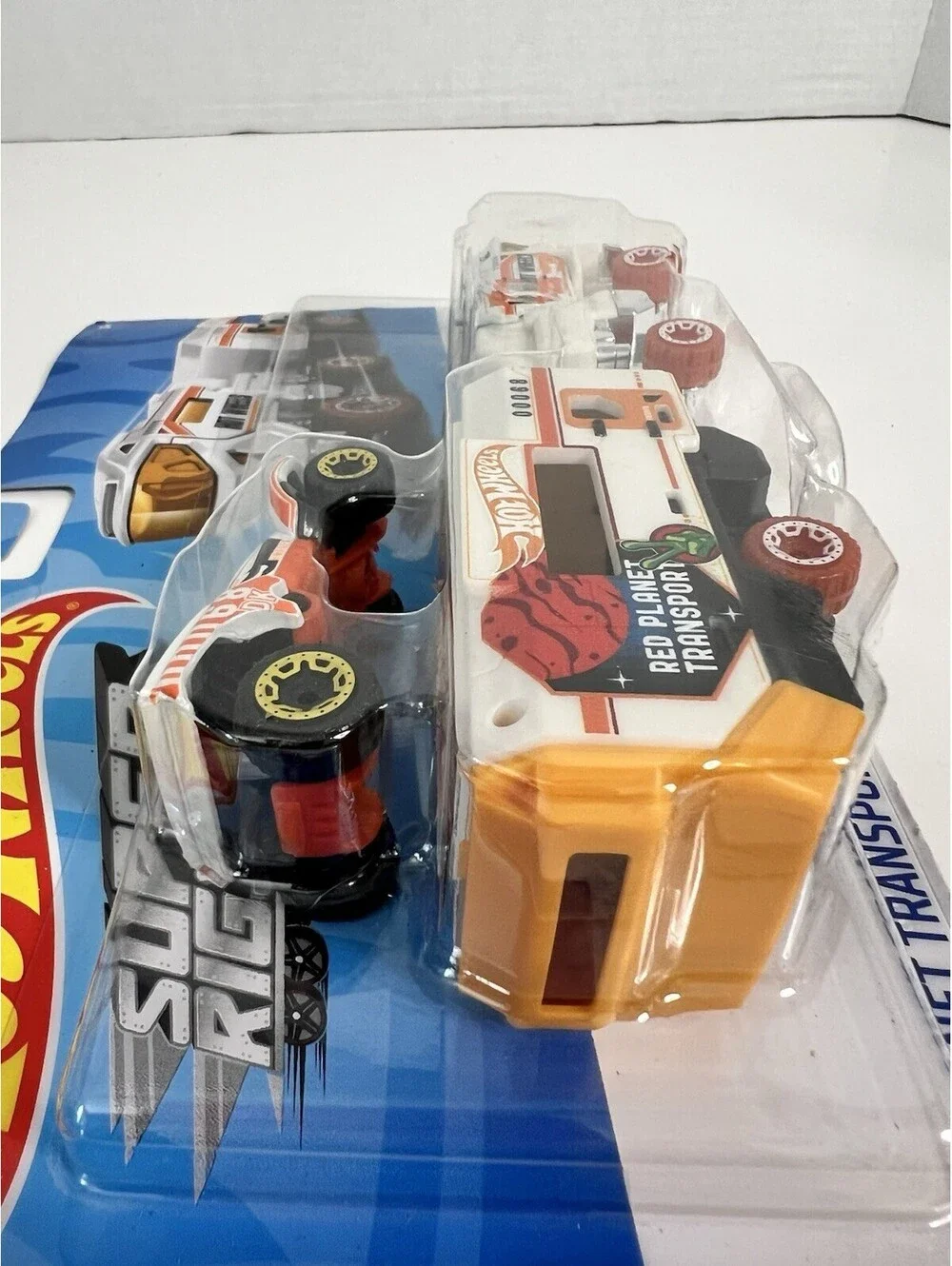 New Hot Wheels Red Planet Transport 2021 1:64 Transporter Vehicle With Car
